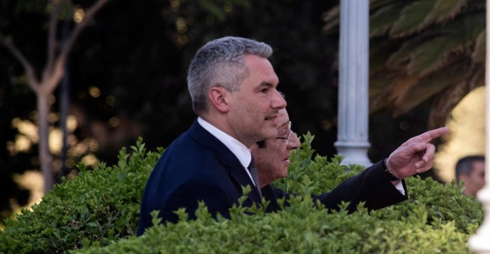 Momentaufnahme von Bundeskanzler Karl Nehammer im Halbprofil mit Zypern Präsident