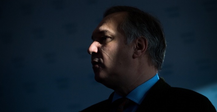 Walter Rosenkranz vor dunklem Hintergrund im Porträt