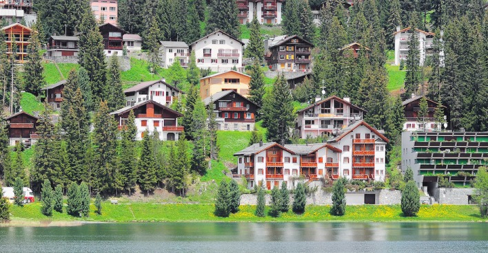 Häuser an einem Alpensee| Credit: iStock.com/Serjio74