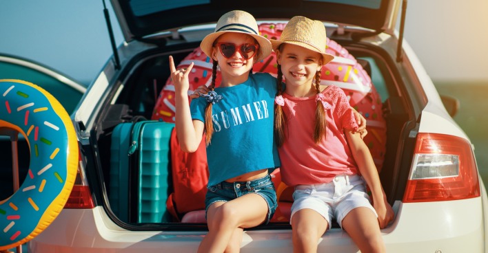 Schulkinder freuen sich über die Ferien.