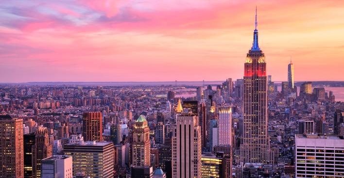 Das Empire State Building in New York in der Dämmerung | Credit: iStock.com/roman_slavik