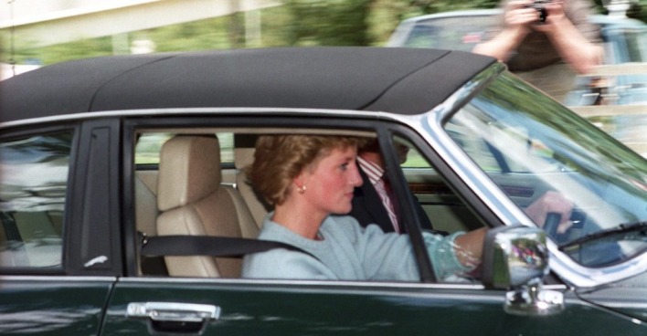 Lady Diana fährt mit ihrem Auto