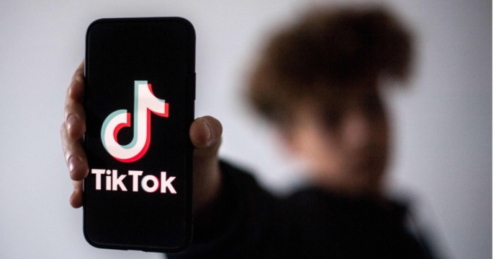 Junge hält Handy mit TikTok ins Bild. | Credit: LOIC VENANCE / AFP / picturedesk.com