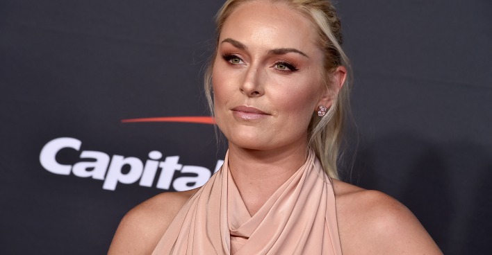 Lindsey Vonn im rosa Kleid und stark geschminkt.