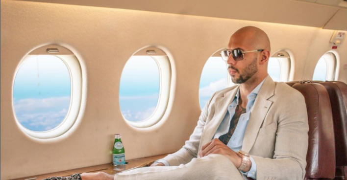 Andrew Tate in einem Privatjet