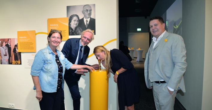 Bürgermeisterin Elke Kahr, Stadtrat Günter Riegler, Gesundheitslandesrätin Juliane Bogner-Strauß mit Neuroth-CEO Lukas Schinko