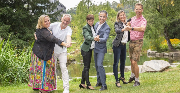 Drei Tanzpaare in Walzerhaltung