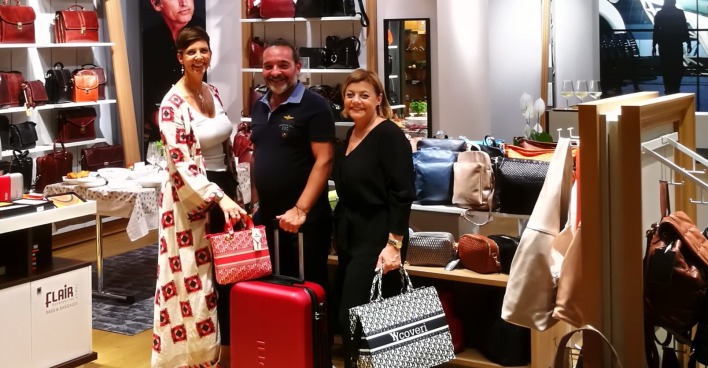 Centerleiterin Heike Heinisser mit Shopleiter Domenico Esposito und seinem Team