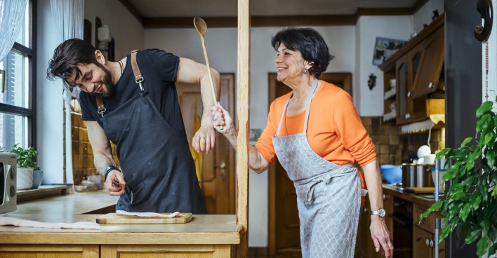 Otto Jaus mit seiner Mutter Elisabeth in der Küche