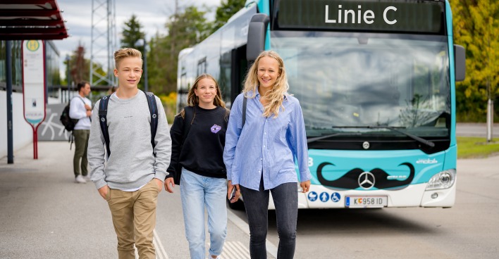 Schüler vor dem Bus der Linie C
