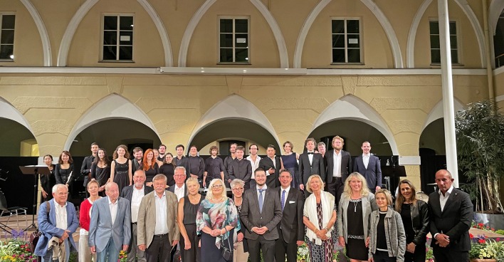 Gruppe von Menschen vor dem Spittl in Spittal/Drau