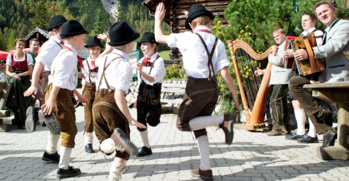 Buben beim Schuhplattln auf der Alm | Credit: SalzburgerLand Tourismus