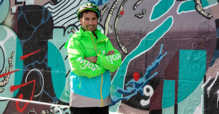 Essenszusteller in bunter Jacke | Credit: mjam