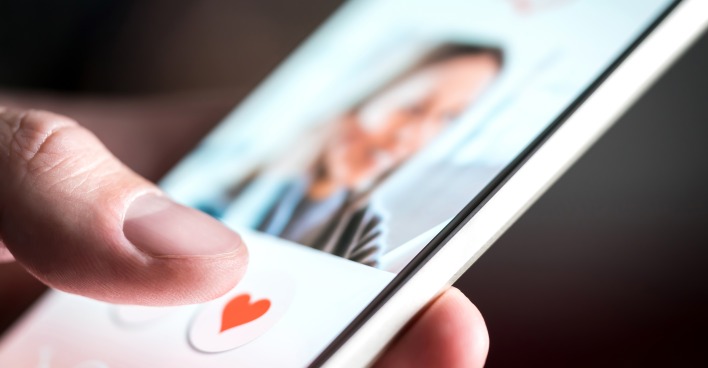 Mann sucht auf einer Dating-App nach einer Partnerin