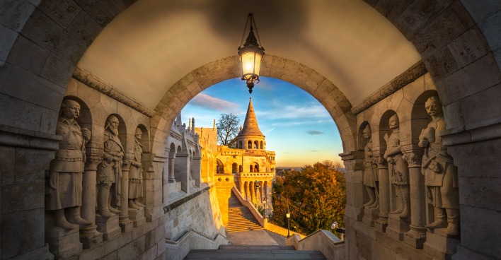 Blick durch historischen Tunnel in Budapest | Credit: iStock.com/ZoltanGabor