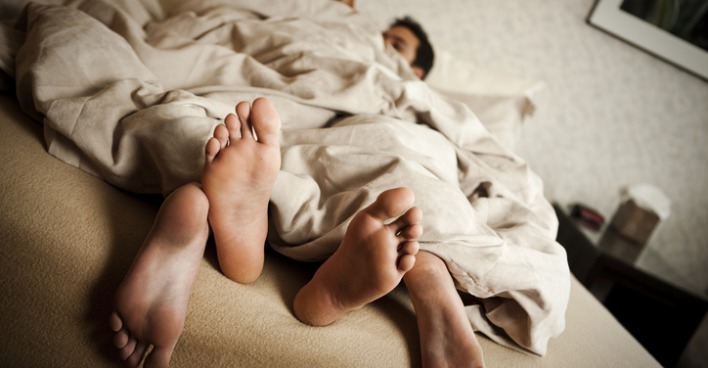 Ein Paar kuschelt im Bett