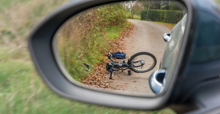 Fahrrad im Rückspiegel von Auto