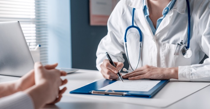 Ein Arzt spricht mit einem Patienten