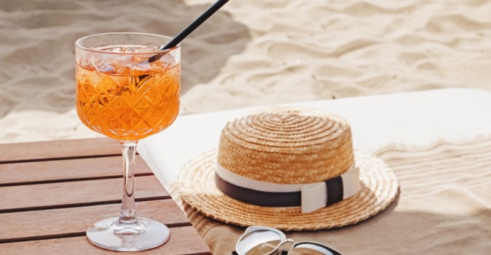 Ein Aperol Spritz am Urlaubsstrand | Credit: iStock.com/Chiociolla
