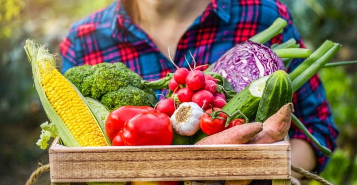 Frau hält Kiste mit Obst und Gemüse | Credit: iStock.com/Milan Krasula