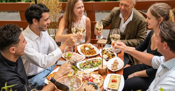 Freunde essen und trinken gemeinsam | Credit: urban Weingarten