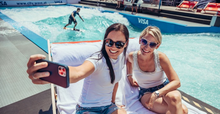 Anna Veith und Stefanie Ahammer posieren für ein Selfie | Credit: Visa Österreich