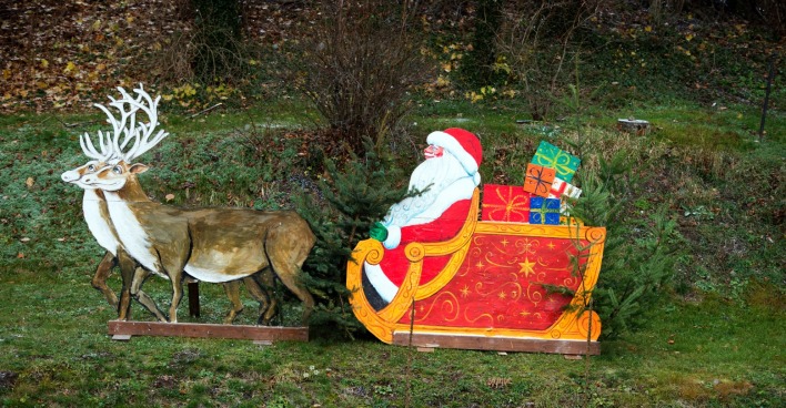 Weihnachtsschlitten-Deko auf grünem Gras. | Credit: Arno Burgi / dpa / picturedesk.com