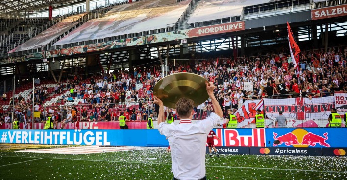 Christoph Freund von  hinten, er zeigt die Meisterschale in Richtung der Fans.