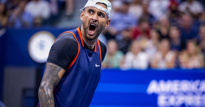 Der australische Tennisprofi Nick Kyrgios brüllt auf dem Tennisplatz seinen Frust heraus