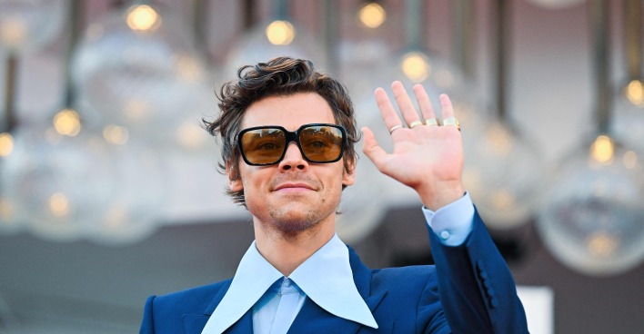 Harry Styles in einem blauen Anzug in Venedig