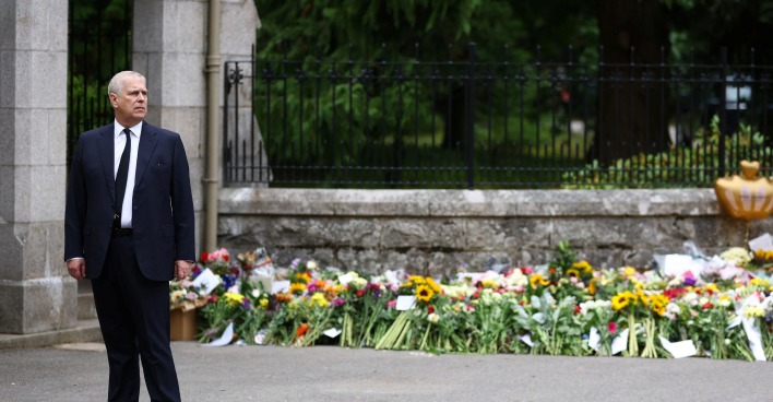 Prinz Andrew vor niedergelegten Blumen auf Schloss Balmoral