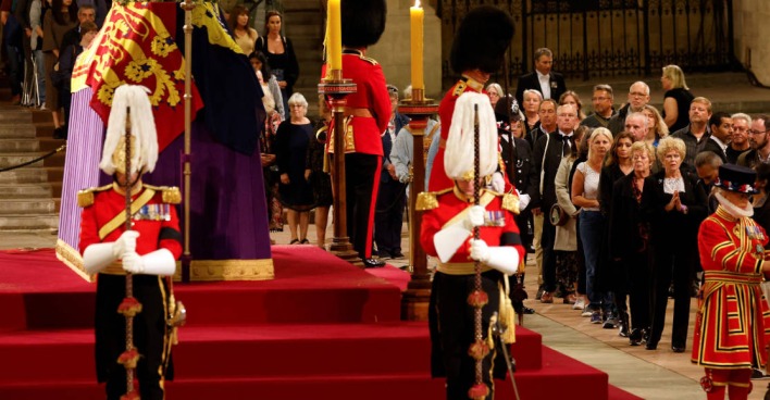 Wachmänner vor dem Sarg der Queen