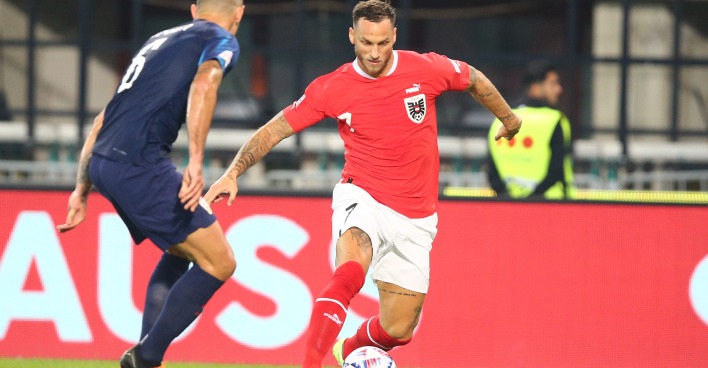 ÖFB-Teamstürmer Marco Arnautovic, der dazu ansetzt, einen kroatischen Gegenspieler zu überspielen