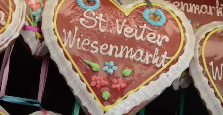 Verziertes Lebkuchenherz mit Aufschrift "St. Veiter Wiesenmarkt"
