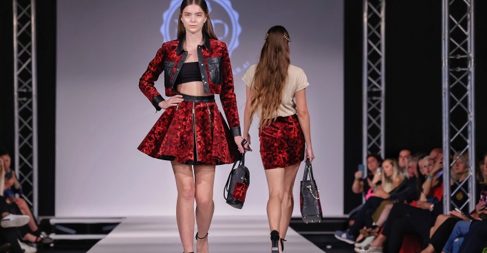 Zwei Models am Laufsteg