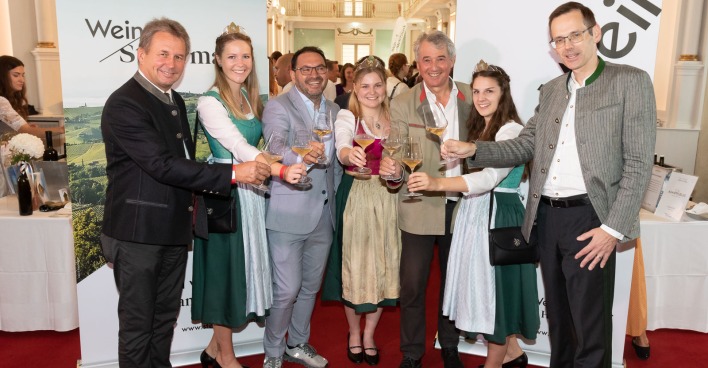 Präsident-Landwirtschaftskammer Steiermark Franz Titschenbacher, Weinhoheit Katrin Strohmaier, Obmann Wein Steiermark Stefan Potzinger, Weinkönigin Sophie Friedrich, GF Wein Steiermark Werner Luttenberger, Weinhoheit Marlene Prugmaier, Vorstandsmitglied Steiermärkische Sparkasse Dr. Oliver Kröpfl.