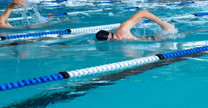 Schwimmer in Hallenbad