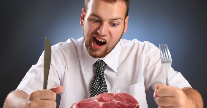 Mann isst Fleisch I Credit: iStockphoto.com/PumpizoldA