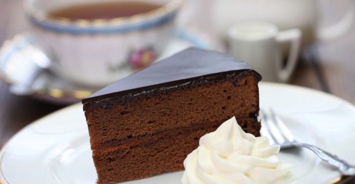 Ein Stück Sachertorte mit Schlagobers