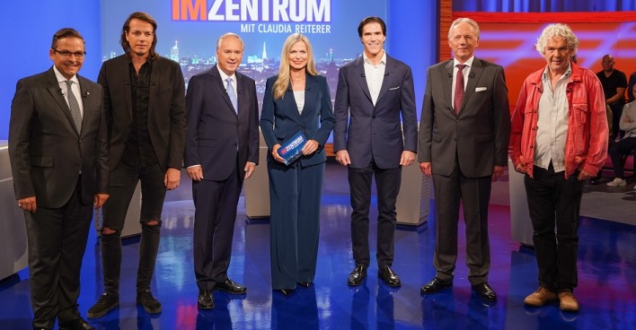 Die Kandidaten vor der Sendung mit Moderatorin Claudia Reiter.