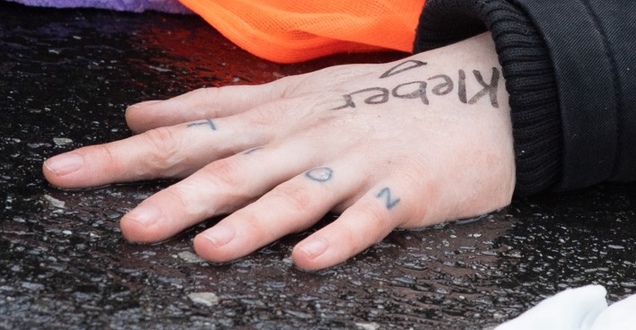 Eine Hand auf nassem Asphalt | Credit:  Boris Roessler / dpa / picturedesk.com