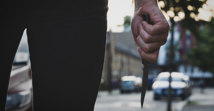 Mann mit dunkler Hose trägt Messer | Credit: iStock.com/OLENA SAKHATSKA