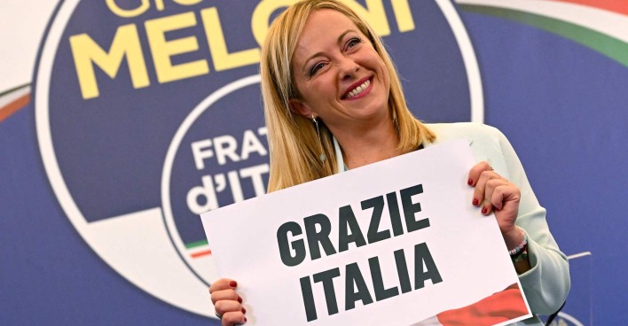 Parteichefin Meloni mit einem Schild "Grazie Italia"