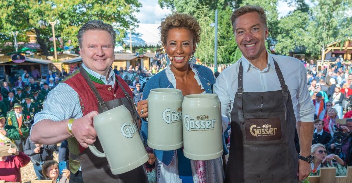 Bürgermeister und Promis mit Bierkrügen | Credit: Andreas Tischler/picturedesk.com