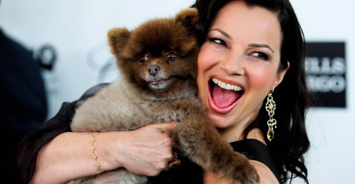 Fran Drescher mit einem Hund auf ihrem Arm | Credit: GUS RUELAS / REUTERS / picturedesk.com