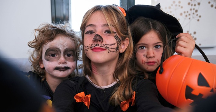 Kleine Mädchen in Halloween-Kostümen | Credit: iStock.com/Roberto Jimenez
