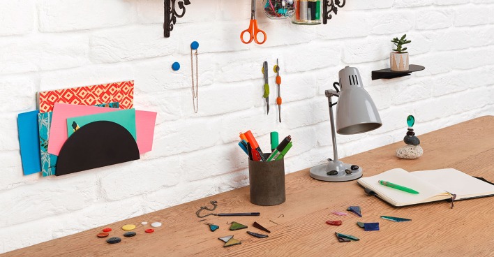 Schreibtisch mit Ablagen an der Wand | Credit: tesa