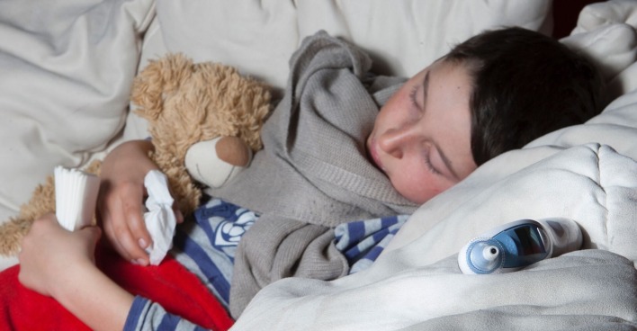 Kranker Junge im Bett. | Credit: Roland Mühlanger / picturedesk.com