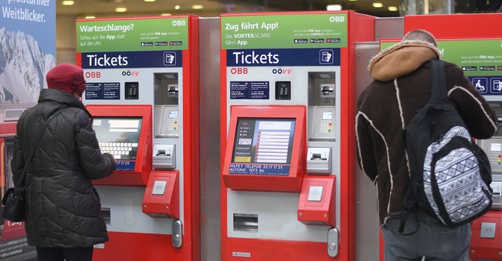 Zwei Personen kaufen Zugtickets am Automaten. | Credit: Johanna Schlosser / picturedesk.com