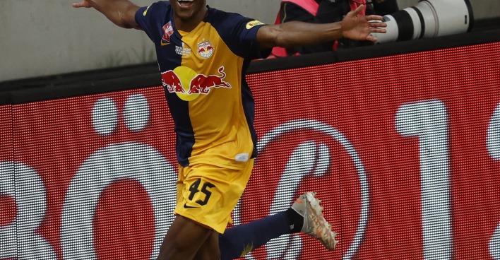 Der jubelnde Fußballer Enock Mwepu im Dress von Red Bull Salzburg